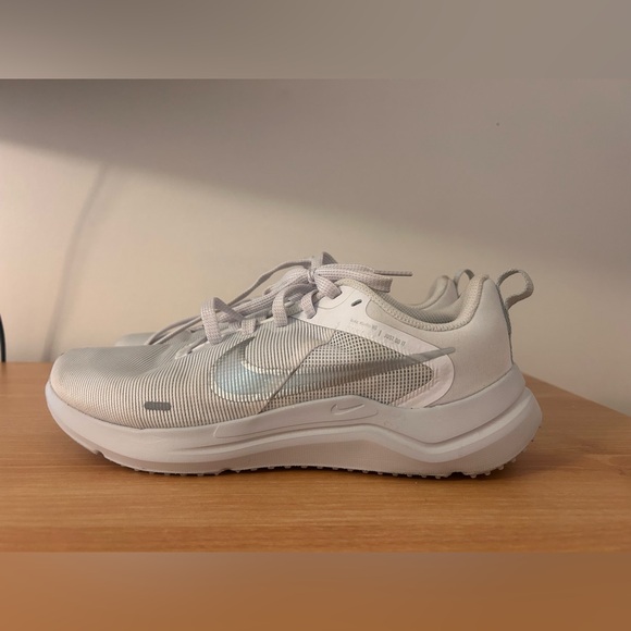 Nike Women's white  Sneakers - Picture 1 of 4